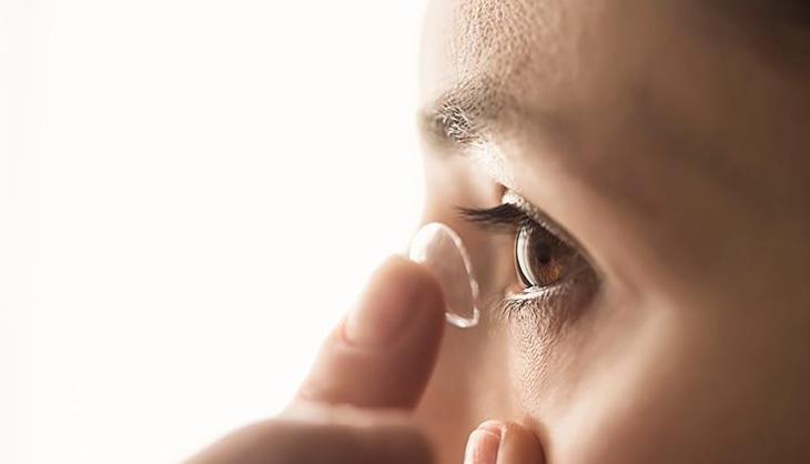 Lens takmak orucu bozar mı? Oruçluyken lens takıp çıkartmak ve göze damla damlatmak oruç bozar mı?