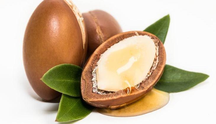 Hindistan cevizi yağı mı argan yağı mı daha faydalı? Saç dökülmelerinin kökünü kazıyor