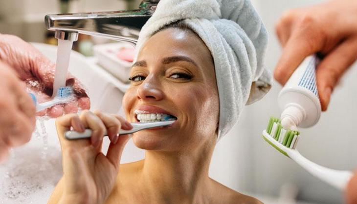 Diş fırçasını yıllardır yanlış saklıyor olabilirsiniz! Herkes aynı hatayı yapıyor