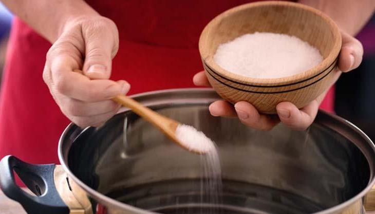 Yemeklere tuz atmaya son! 2 malzeme yetiyor: Lezzeti değiştirmeden kalbi ve damarları koruyor!