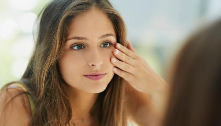 Kozmetik ürünlerini çöpe attıran yöntem!Ne kimyasal ne ameliyat: Sadece 15 dakikada göz çevresini gençleştiren doğal rehber