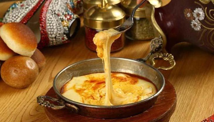 Trabzon usulü tam kıvamında kuymak tarifi! Lezzetiyle hayran bırakıyor, peyniri uzadıkça uzuyor!