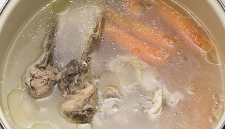 Gençleştiren kemik suyu iksiri! Kazayağı kırışıklıklarını santim santim açıyor