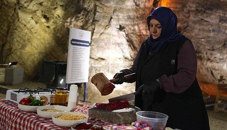 Iğdır'da misafir yemeği olarak yapılıyor! Sırt etinin taşta sabırla dövülmesiyle hazırlanıyor