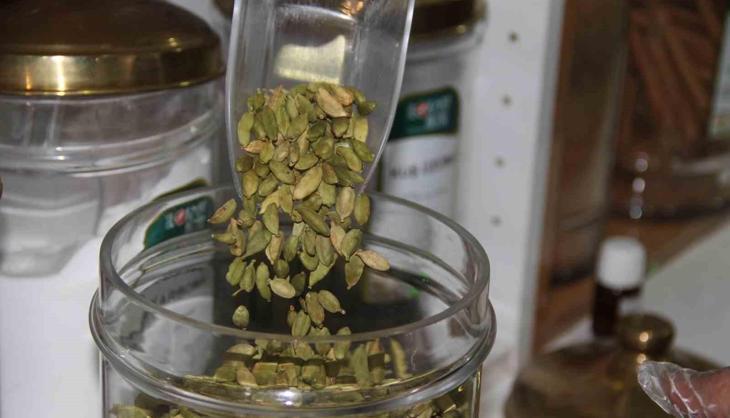 Mide ülseri ve gastritten koruyor! Sütün içine 1 parça ekleyin