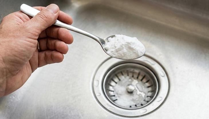 Eski bir Japon geleneği ama etkisi inanılmaz: Lavaboya tuz dökmenin kimsenin bilmediği o sırrı!