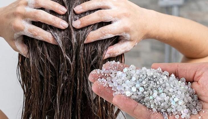 Pahalı bakım ürünlerini unutun: Banyonuzdaki şampuana tuz katarsanız bakın ne oluyor