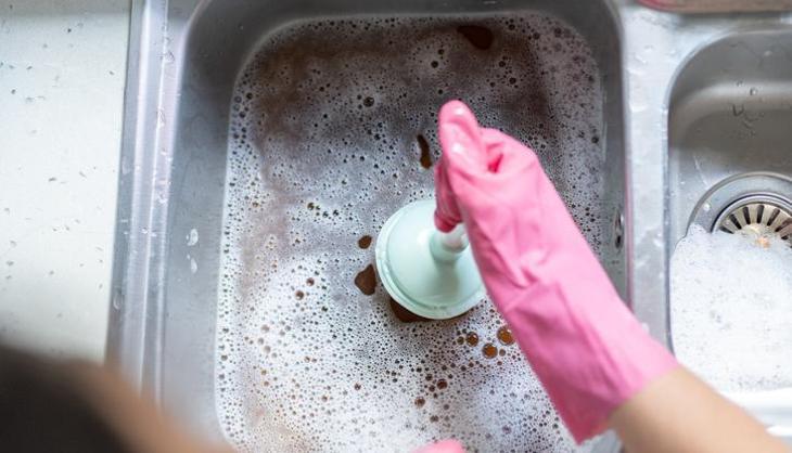 Lavabo giderlerini tek seferde açıyor! Tesisatçılara binlerce lira dökmeye son: İki malzeme kullanınca etkisi 10 kat artıyor!