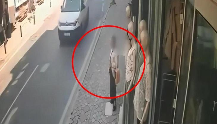 Vitrin mankeninin kıyafetlerini çalıp üstüne giydi, aylar sonra hırka arayışıyla geri geldi