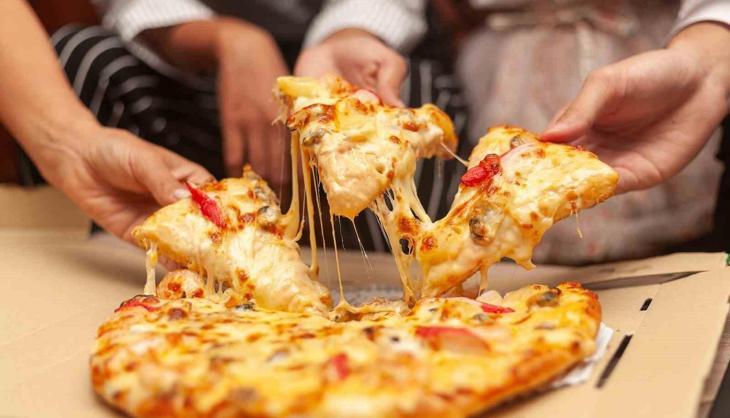 Evde incecik pizza tarifi! İtalyanları kıskandıracak şipşak lezzet