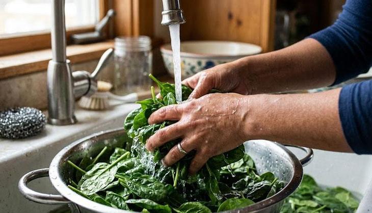 Kumun içine batsa da fark etmez! Ispanağı tek yıkamada tertemiz yapan yöntem