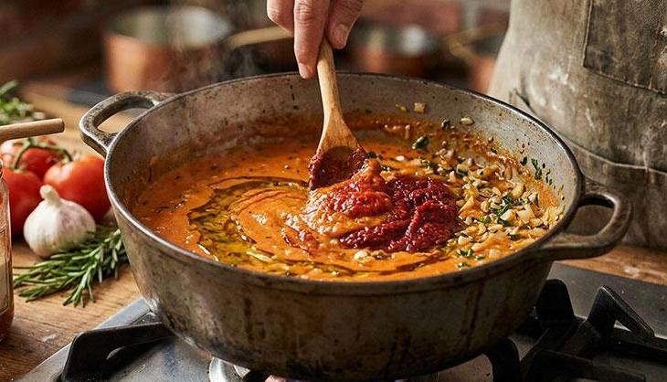 Domates salçası mı yoksa biber salçası mı kullanılmalı? Şeflerin altın oranı belli oldu