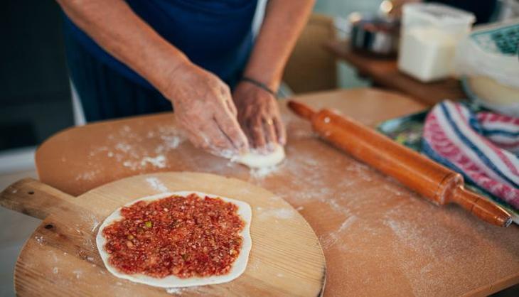 Lahmacunun çıtır çıtır olmasını sağlıyor! Hamurun içine 1 kaşık ekleyin