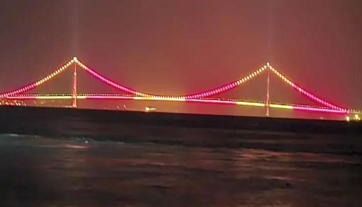 1915 Çanakkale Köprüsü Galatasaray'ın renklerine büründü