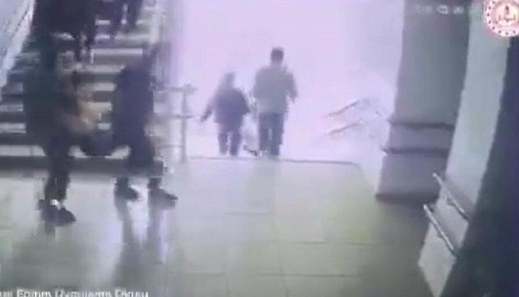 Malatya’daki depremde duygulandıran anlar! Öğretmenler görme engelli öğrenciyi böyle taşıdılar