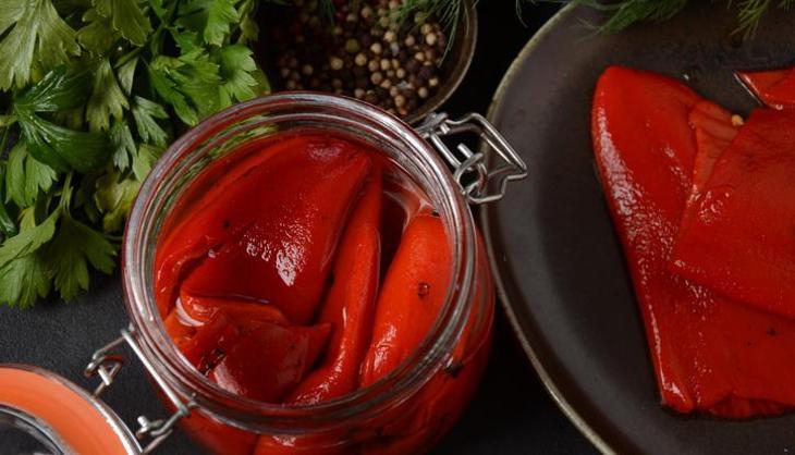 Kırmızı biberin kabukları soyulmalı mı, soyulmamalı mı? Köz biber konservesi yapacak olanlar öğrenmezse olmaz