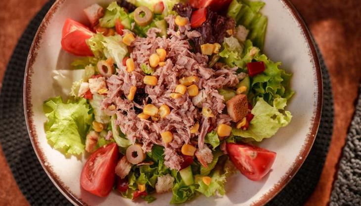 Damak çatlatan iştah açıcı lezzet! Hem pratik hem de doyurucu: Acı sevenlerin yeni favorisi ton balıklı salata tarifi!