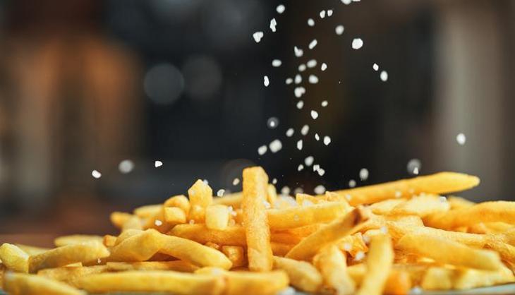 Meğer yıllardır yanlış kızartıyormuşuz! Restoran usulü çıtır patatesin o gizli sırrı...