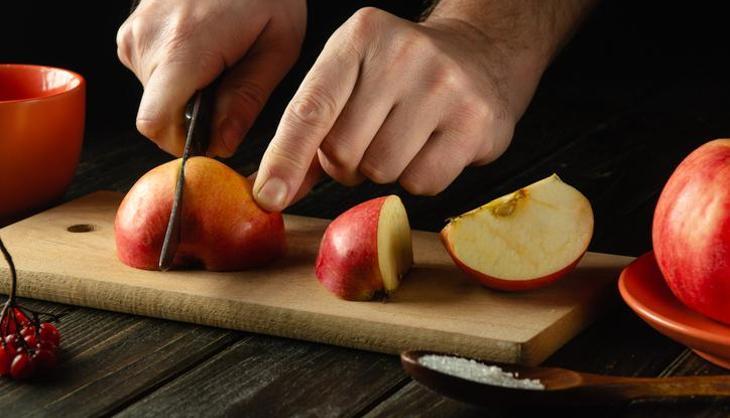 Meyveler kesildikten sonra neden kararır? Limon sıkmak gerçekten işe yarıyor mu?