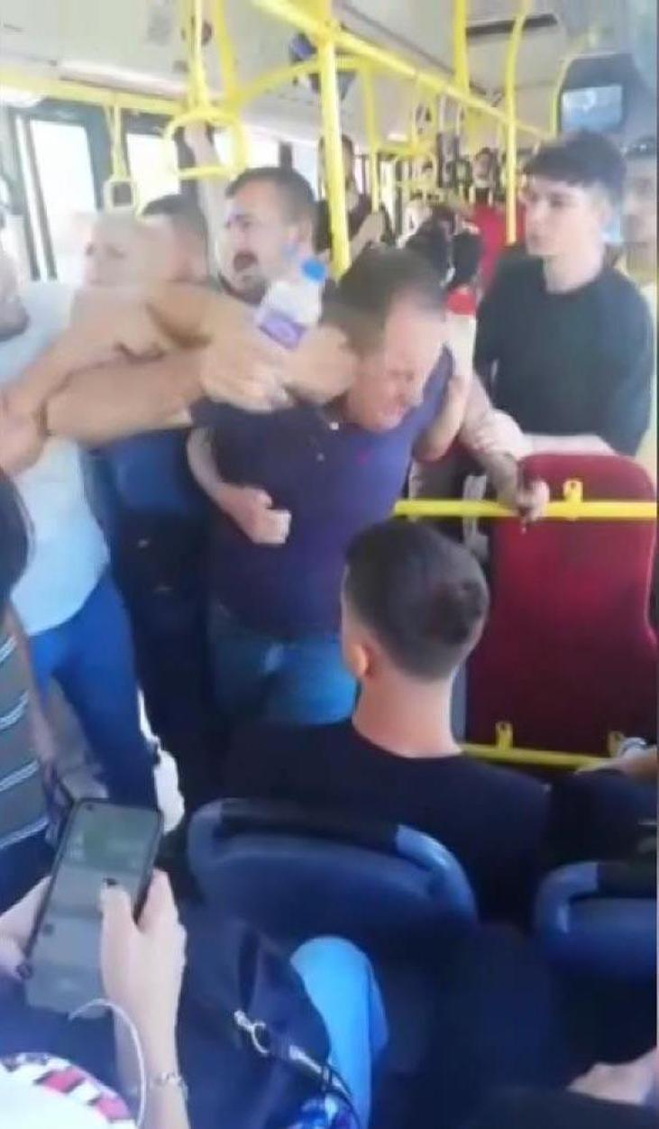 Telefondaki fotoğrafı gören yolcular çılgına döndü Tekme tokat dövdüler