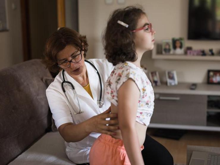 Çocuklukta yaygın olan skolyozun tedavisi mümkün