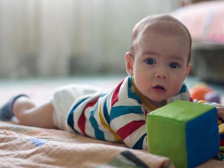 Bebeklerde 'tummy time' (karın üstü zamanı) neden önemli?