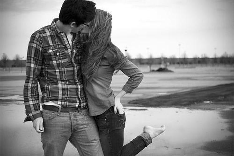 Пацан влюбился женщина. Картинки парень с девушкой. В меня влюбляются мальчишки. Парень и девушка зима. Пары смотрят друг на друга.