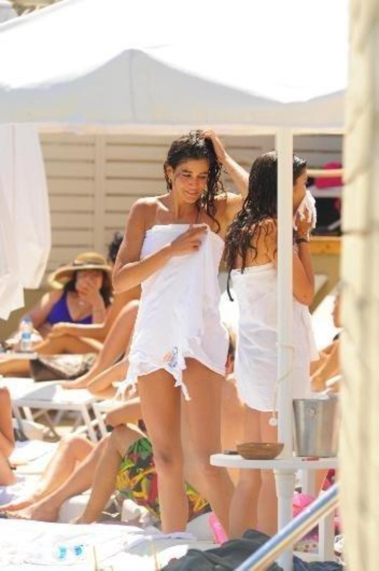 Berrak Tüzünataçtan bikini açıklaması