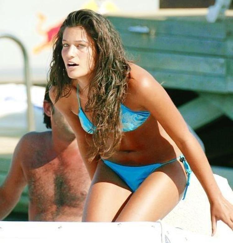 Berrak Tüzünataçtan bikini açıklaması