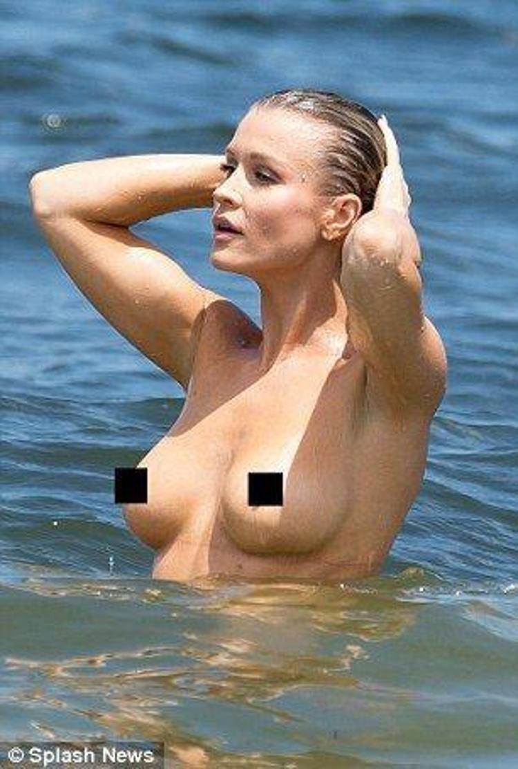 2. Üstsüz deniz keyfi. 