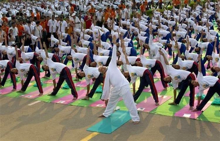 Hindistan Başbakanı 35 bin kişiyle yoga yaptı - Dünya'dan Gelişmeler