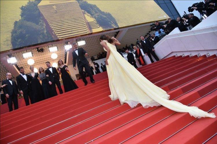 Cannes kırmızı halı geçidi sürüyor