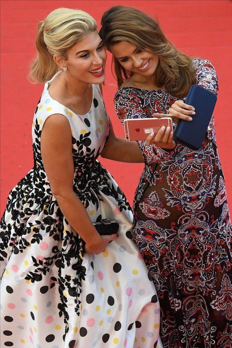 Cannes kırmızı halı geçidi sürüyor