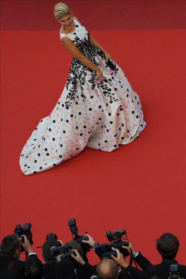 Cannes kırmızı halı geçidi sürüyor