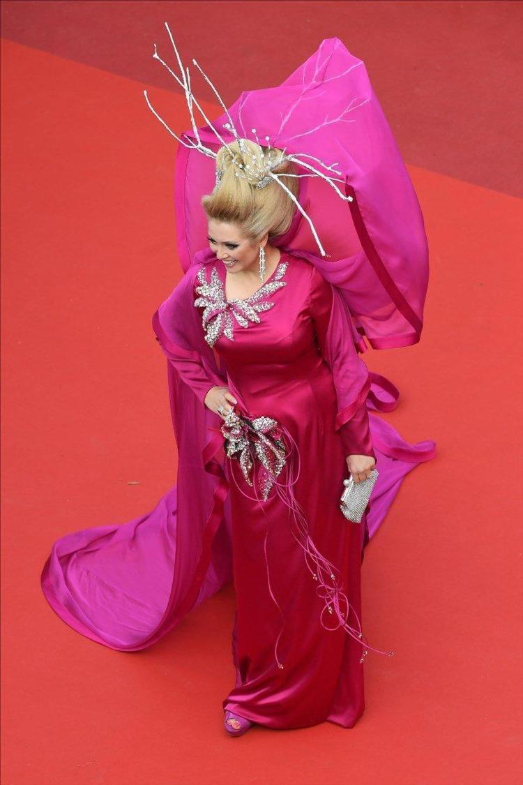 Cannes kırmızı halı geçidi sürüyor