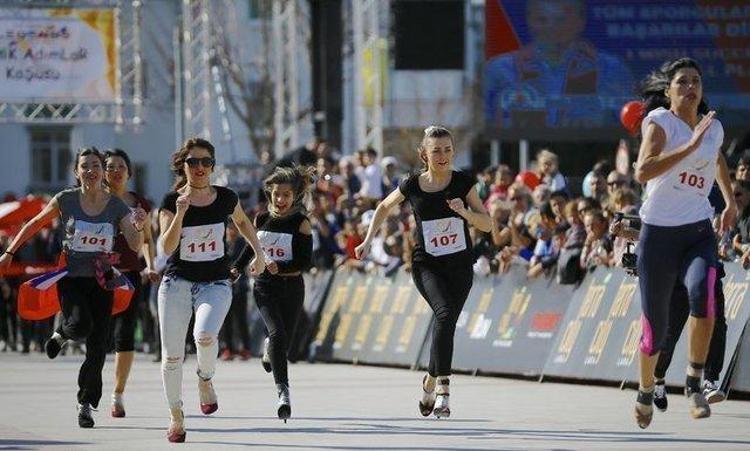 Antalyada yüksek topuk koşusu yapıldı