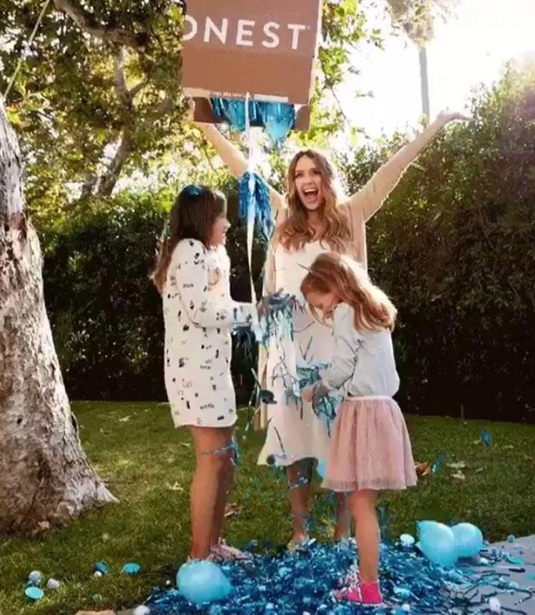 Jessica Alba bebeğinin cinsiyetini eğlenceli bir şekilde duyurdu