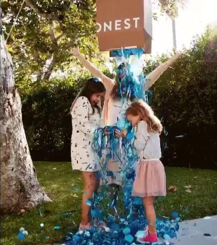 Jessica Alba bebeğinin cinsiyetini eğlenceli bir şekilde duyurdu