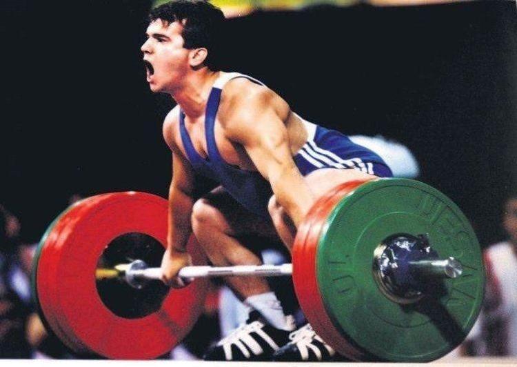Naim Süleymanoğlu, 1980’li yıllarda Türkiye’nin spordaki en büyük gururu, tüm dünyanın da gıpta ile baktığı isimdi... Kırılmayan rekorları, ulaşılamayacak kadar çok madalyaları ile bir spor devi Naim.. Ve Time Dergisi’ne kapak olan tek Türk sporcusu...