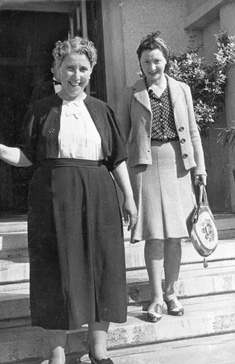 İŞLERİ ÇOK OLUNCA DÜKKANINDA YATARDI