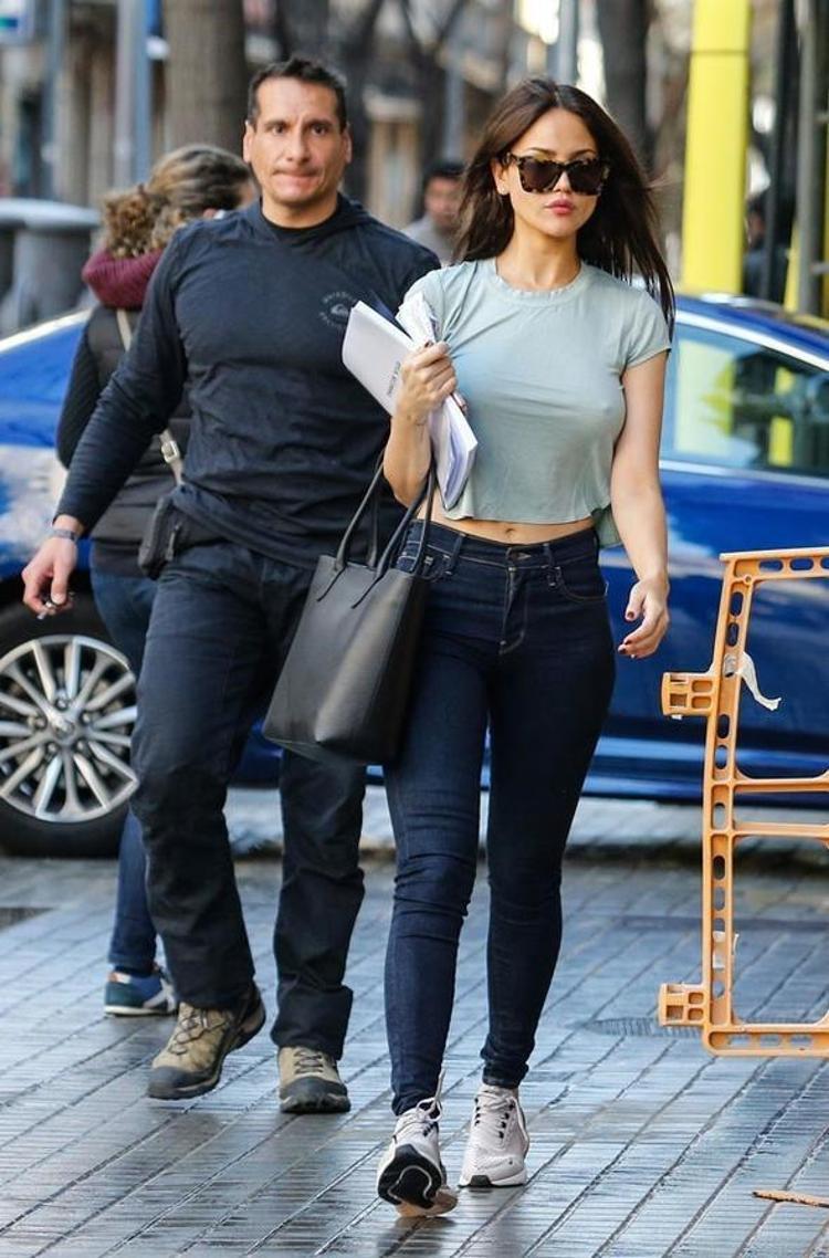 Koruma görevlisi Eiza Gonzalezin yanından hiç ayrılmadı