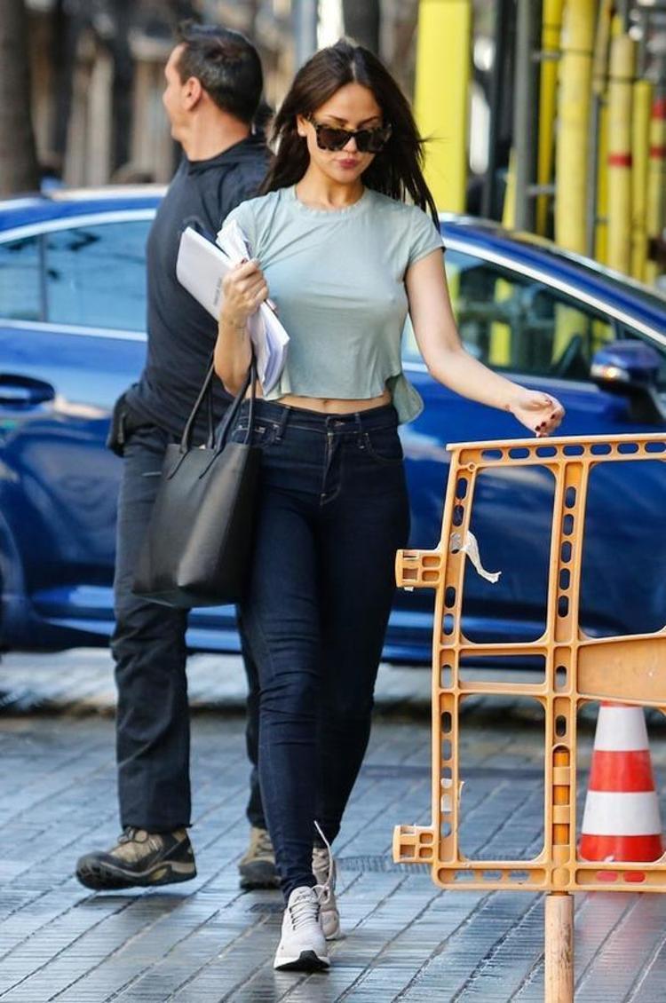 Koruma görevlisi Eiza Gonzalezin yanından hiç ayrılmadı