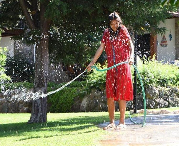 Asuman Krause bahçede