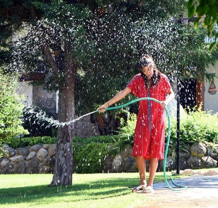 Asuman Krause bahçede