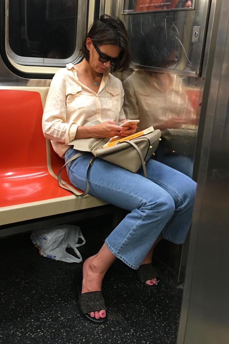 Katie Holmes metroda görüntülendi