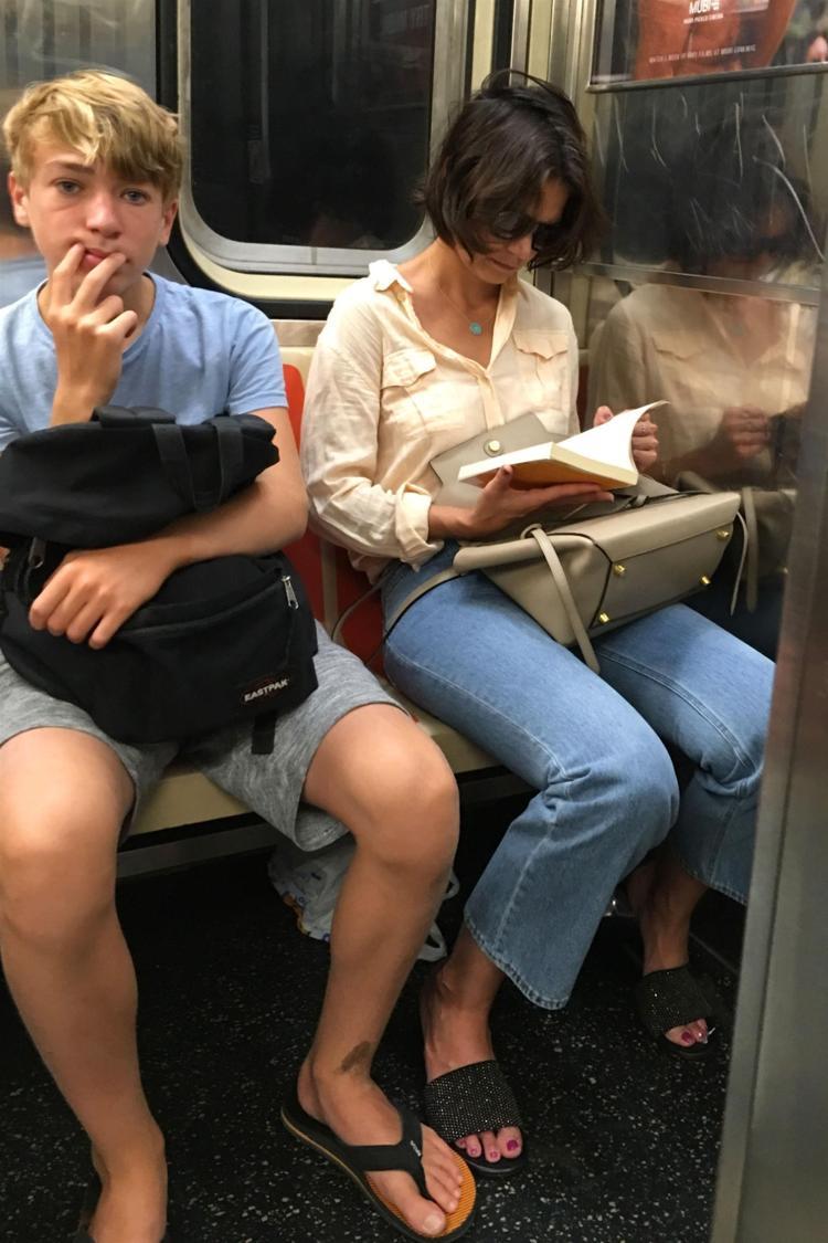 Katie Holmes metroda görüntülendi
