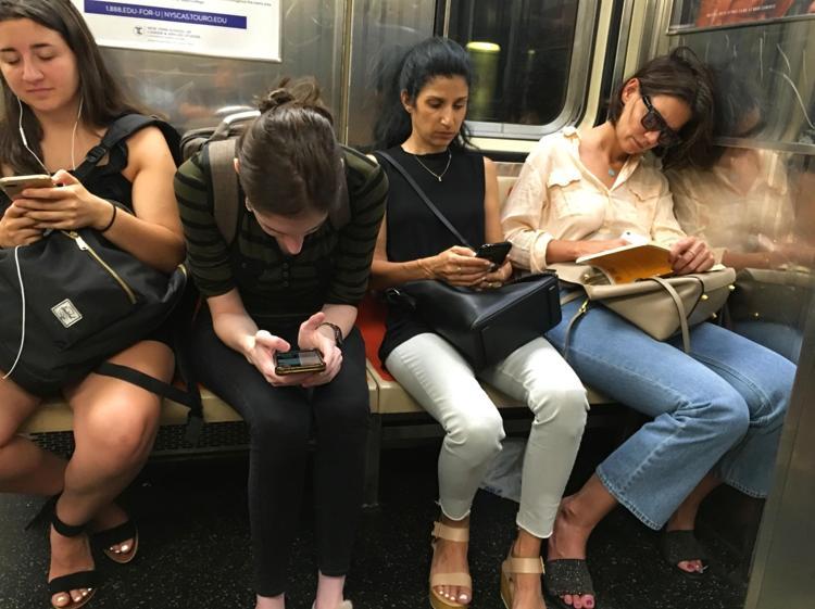 Katie Holmes metroda görüntülendi
