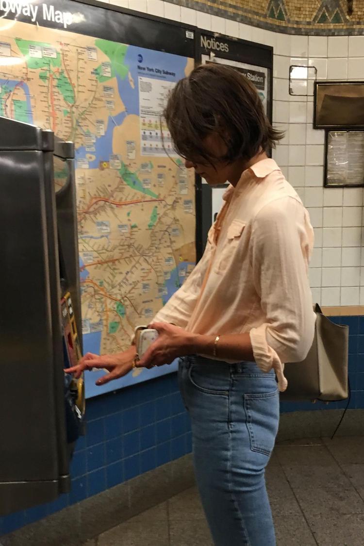 Katie Holmes metroda görüntülendi