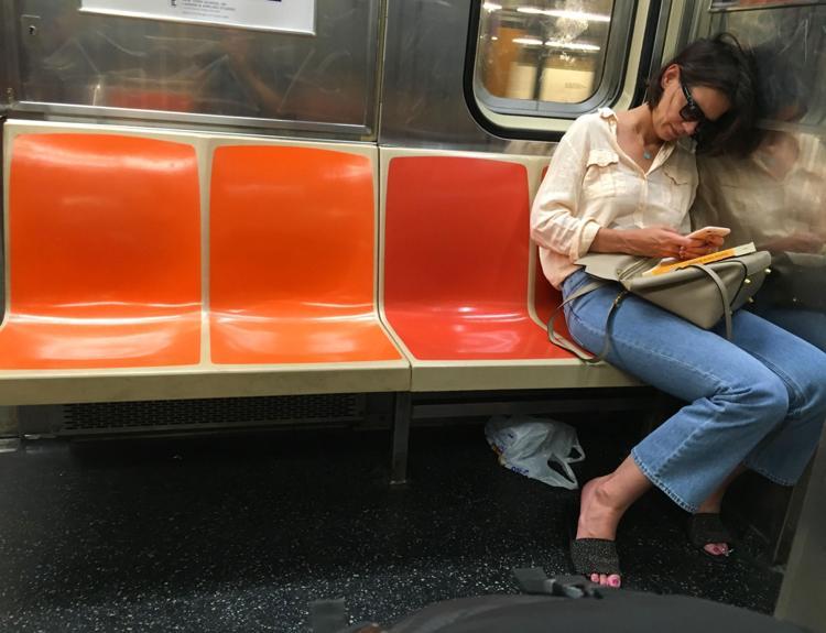 Katie Holmes metroda görüntülendi