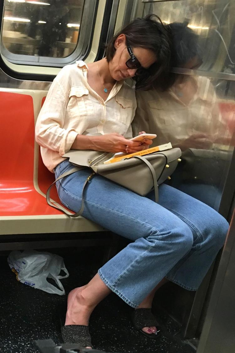 Katie Holmes metroda görüntülendi